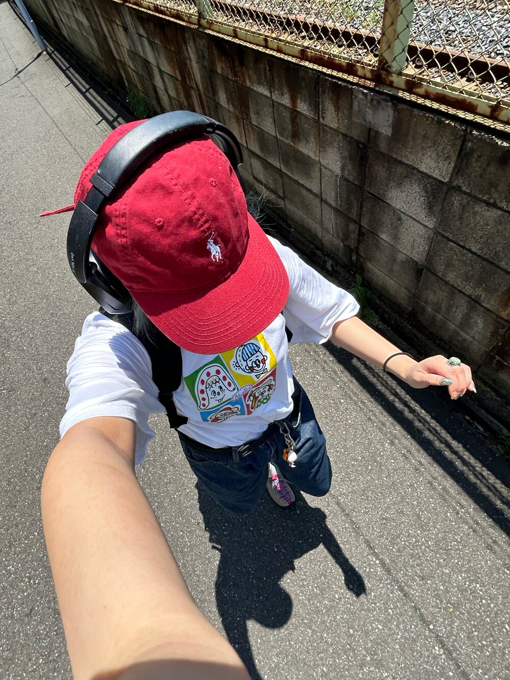 ブラック系のルームウェアを着用したレディースの夏コーディネートの4枚目の写真