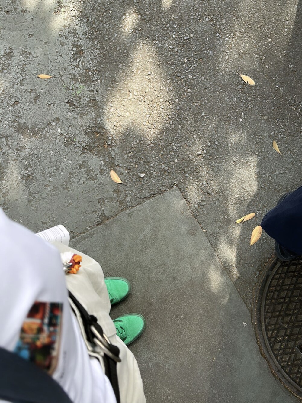 グリーン系のジャケット/アウター、ブラック系の帽子を着用したレディースの夏コーディネートの5枚目の写真