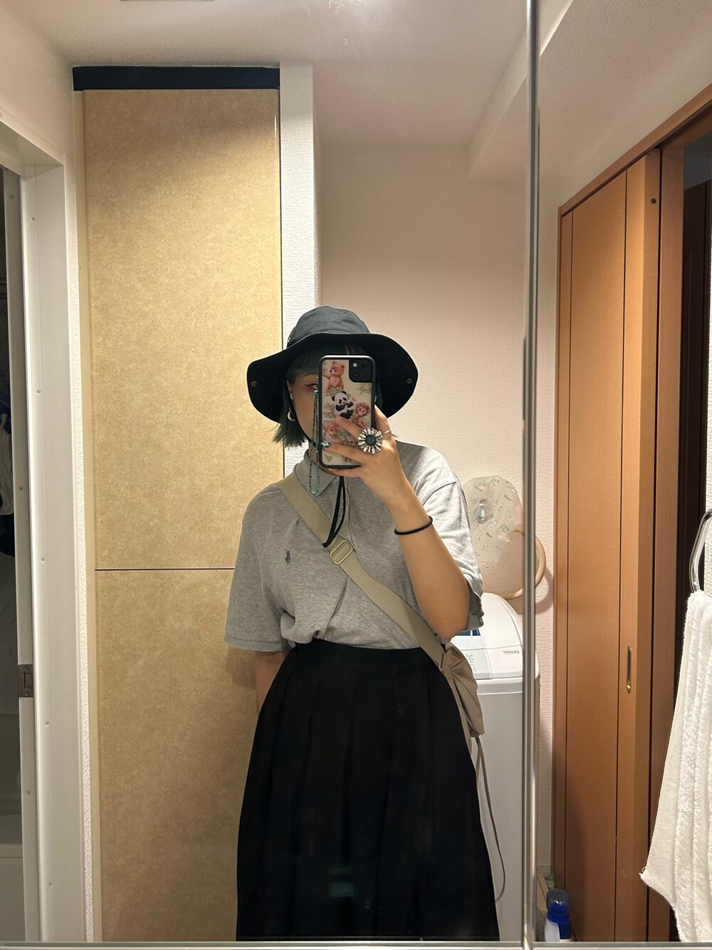 グリーン系のジャケット/アウター、ブラック系の帽子を着用したレディースの夏コーディネートの3枚目の写真