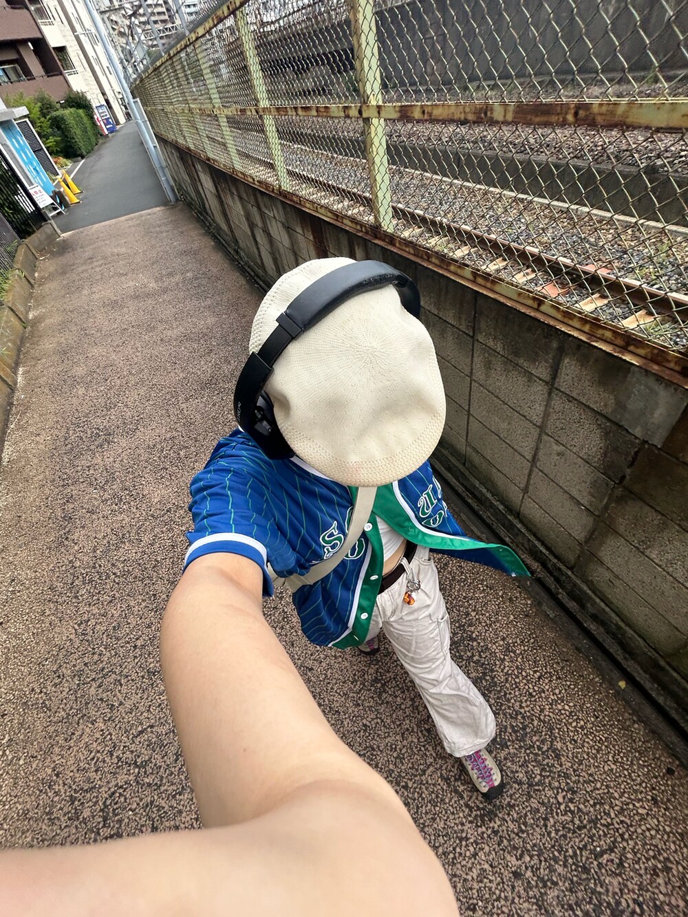 ホワイト系のTシャツ/カットソー、ブラック系のパンツ、ブラック系の帽子を着用したレディースの夏コーディネートの2枚目の写真