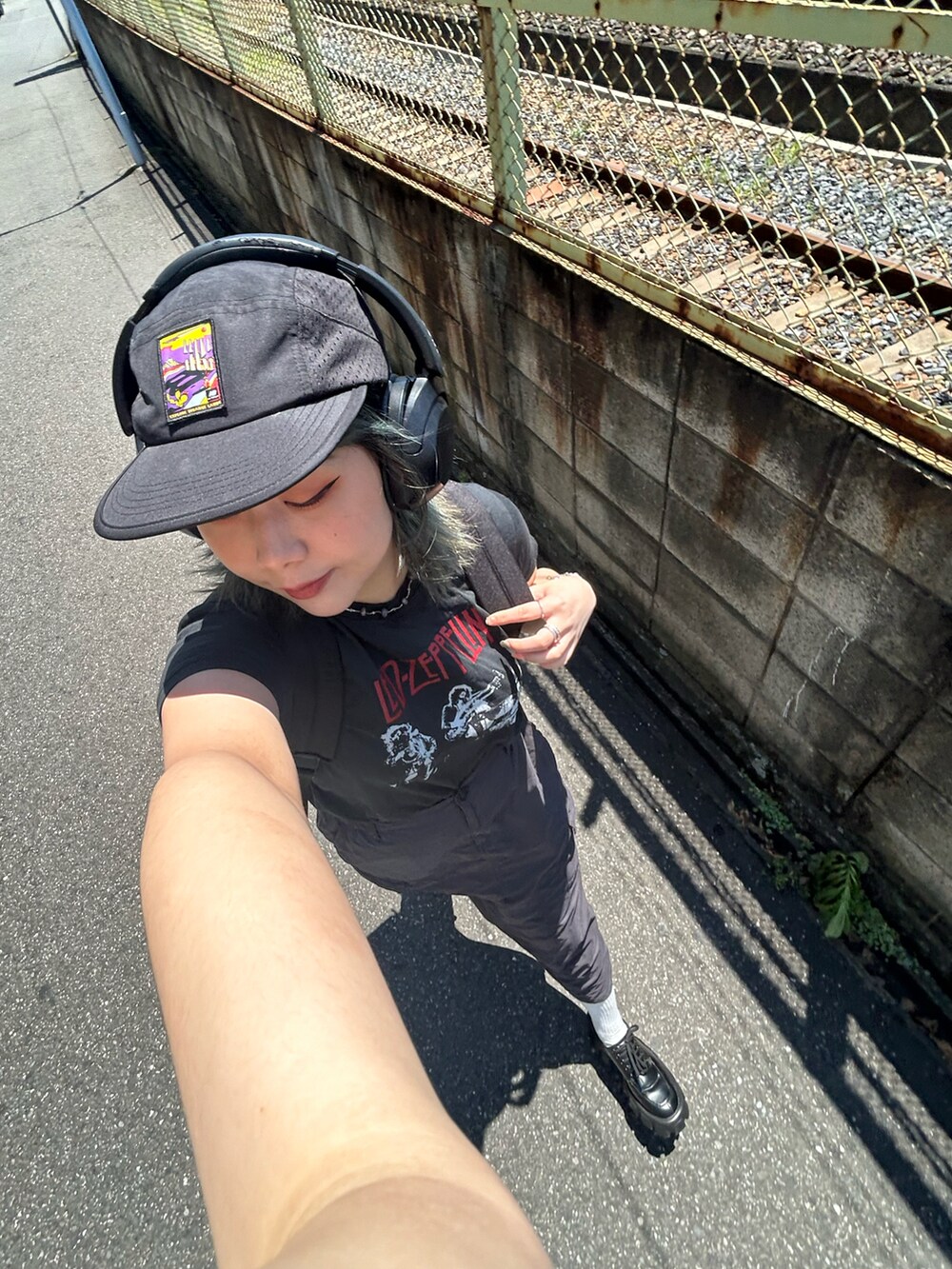 グリーン系のジャケット/アウター、ブラック系の帽子を着用したレディースの夏コーディネートの4枚目の写真