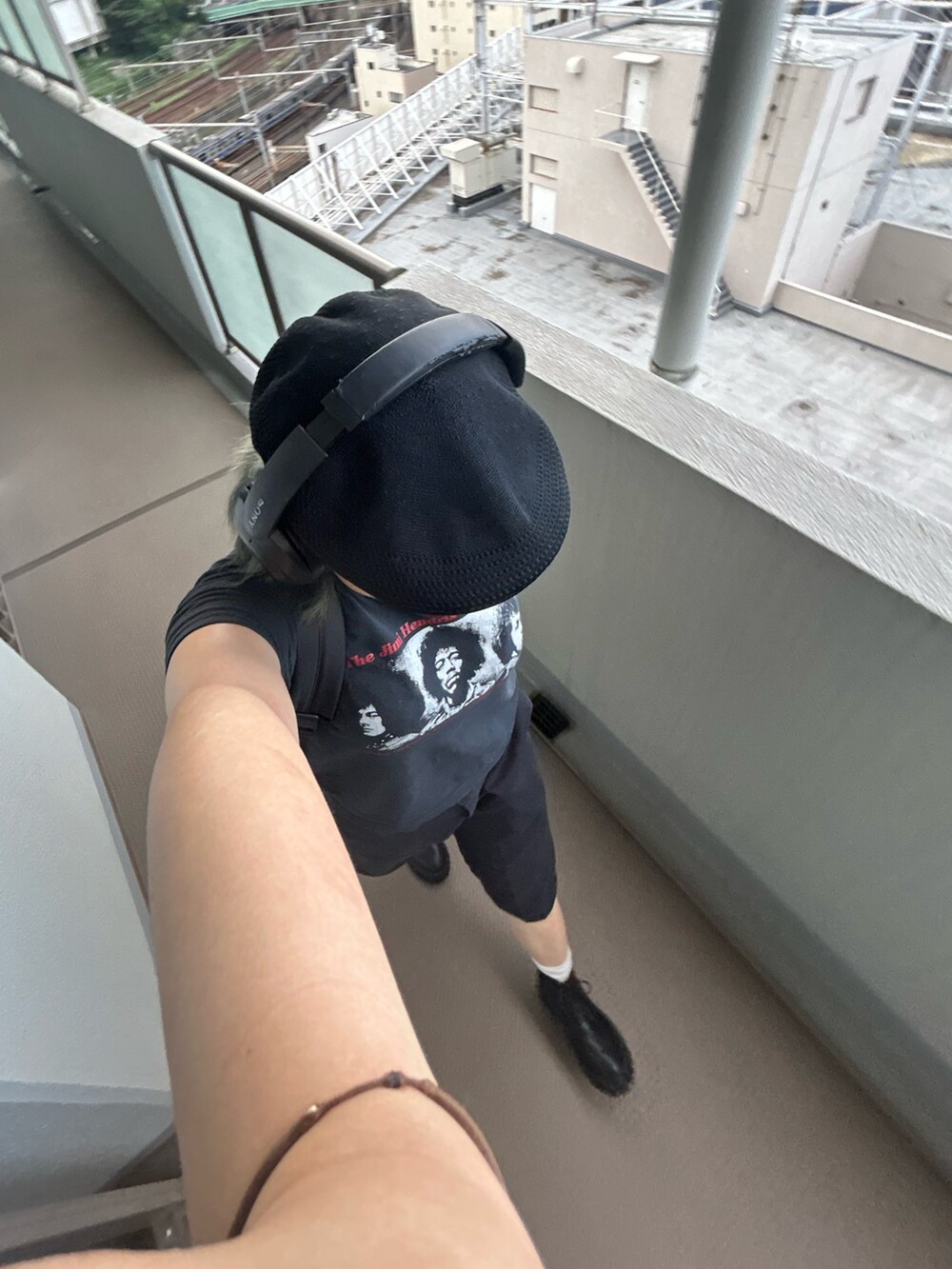 ブラック系のルームウェアを着用したレディースの夏コーディネートの3枚目の写真