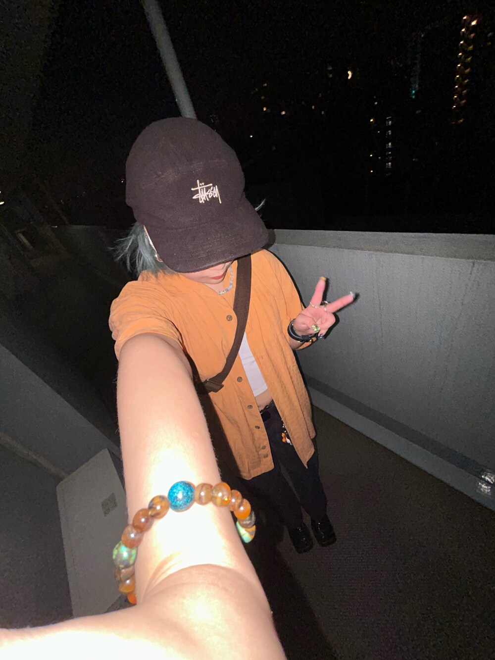 グリーン系のジャケット/アウター、ブラック系の帽子を着用したレディースの夏コーディネートの2枚目の写真