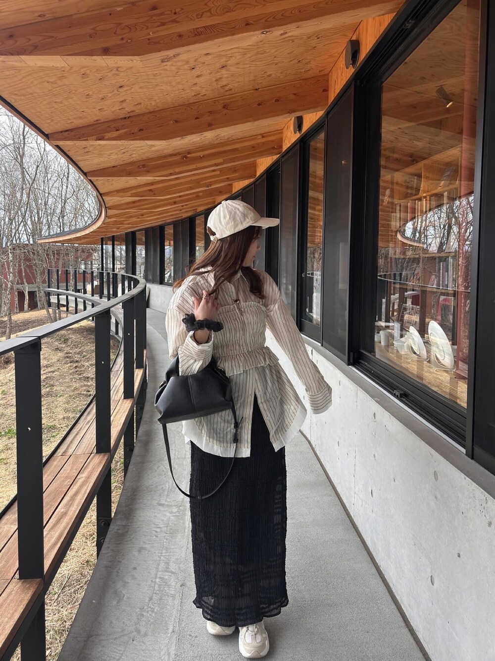 ホワイト系のシャツ/ブラウス、ブラック系のショルダーバッグ、ブラック系のスカートを着用したレディースの春コーディネートの2枚目の写真