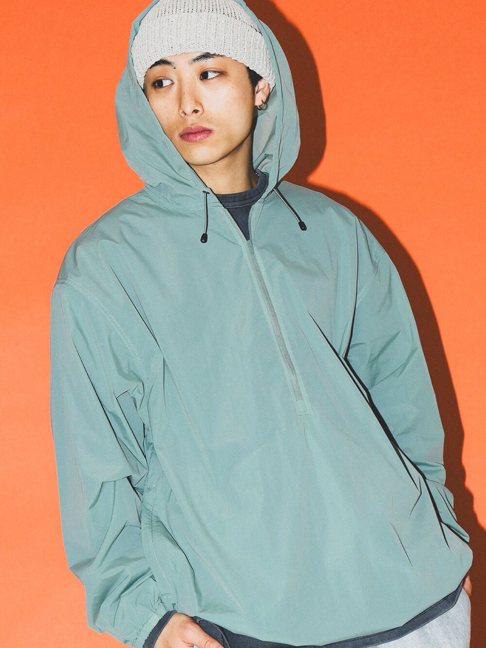 ベージュ系のサンダル、グリーン系のブルゾン、ブラック系のショルダーバッグを着用したメンズの春コーディネートの3枚目の写真