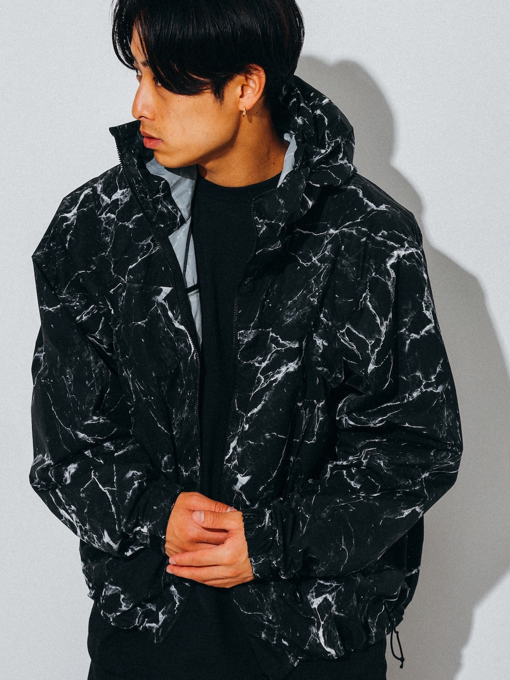 ブラック系のブルゾン、ブラック系のその他パンツを着用したメンズの夏コーディネートの2枚目の写真