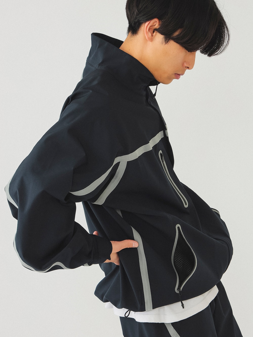 ブルー系のブルゾン、ブルー系のその他パンツ、ホワイト系のスニーカーを着用したメンズの春コーディネートの2枚目の写真
