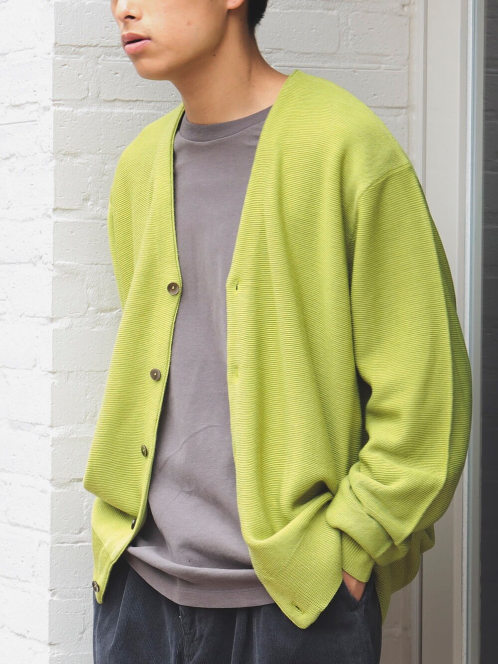 グリーン系のカーディガン/ボレロ、グレー系のパンツを着用したメンズの夏コーディネートの2枚目の写真