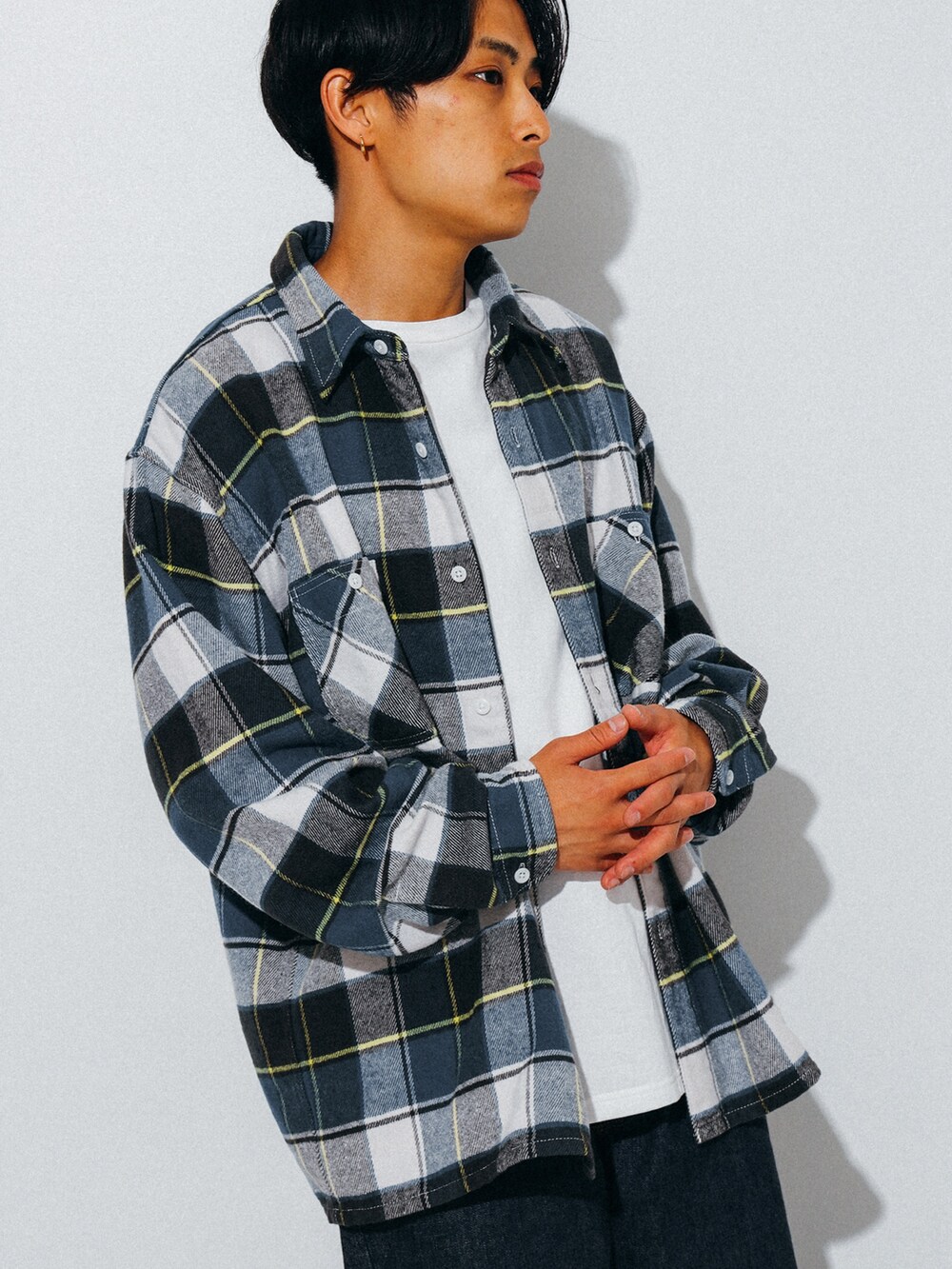 ブルー系のシャツ/ブラウス、ホワイト系のスニーカー、ブルー系のデニムパンツを着用したメンズの夏コーディネートの2枚目の写真