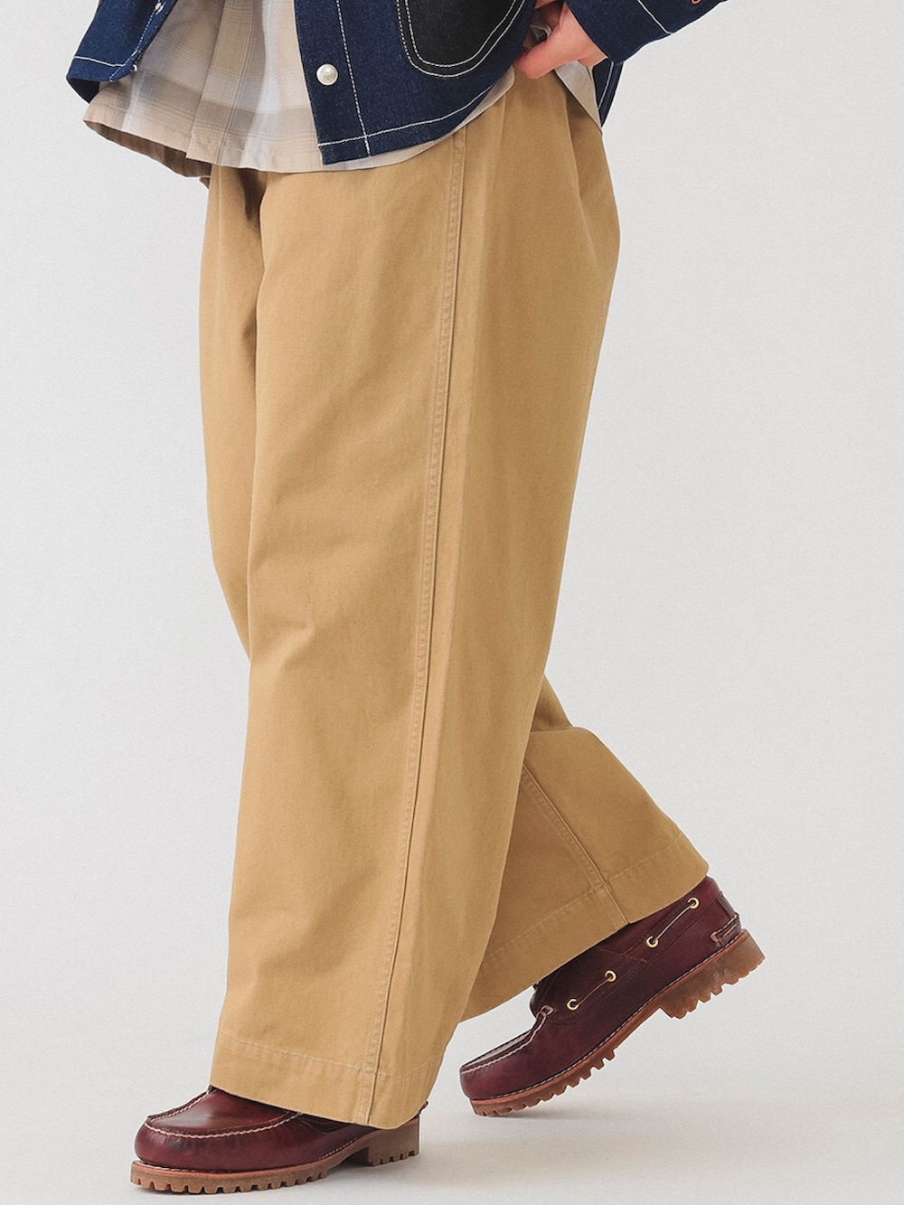 ブルー系のカバーオール、ベージュ系のシャツ/ブラウス、ベージュ系のチノパンツを着用したメンズの冬コーディネートの3枚目の写真