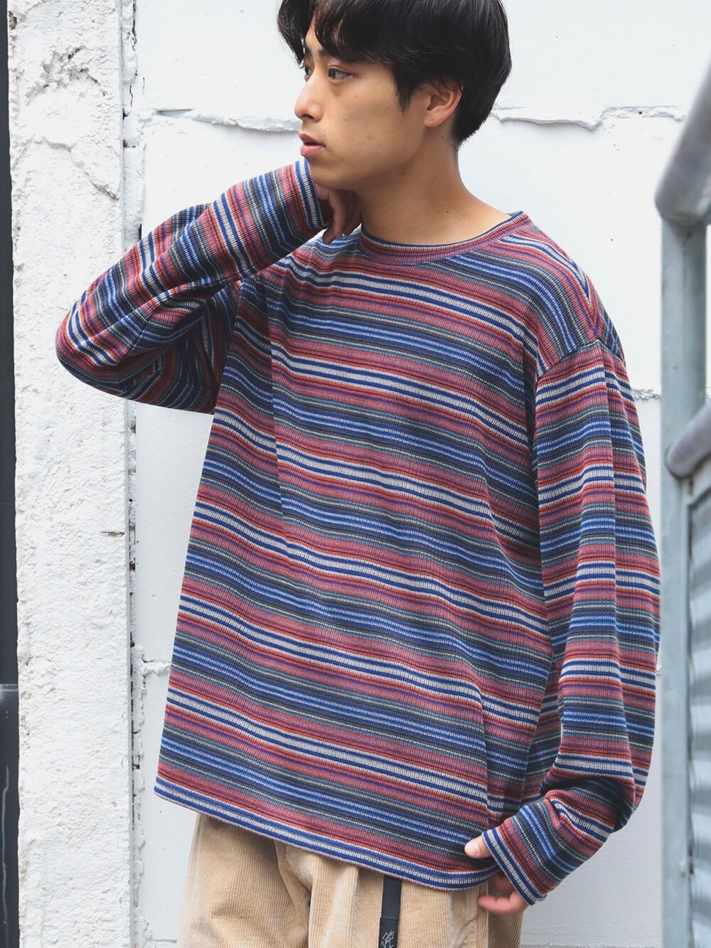 ベージュ系のブーツ、ブルー系のTシャツ/カットソー、ベージュ系のその他パンツを着用したメンズの夏コーディネートの2枚目の写真