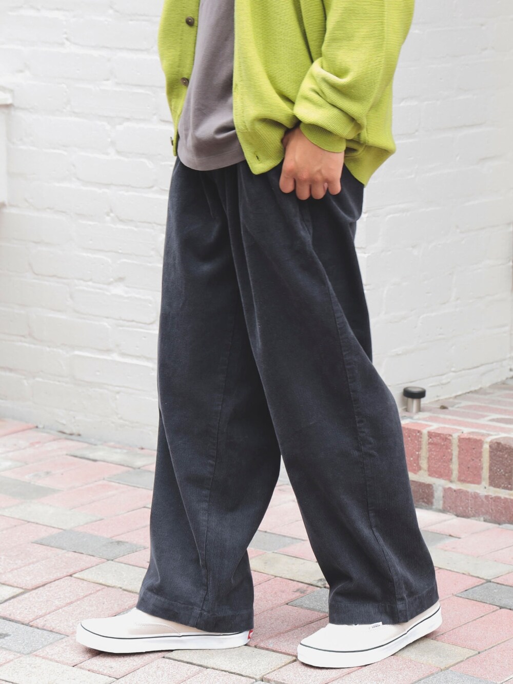 グリーン系のカーディガン/ボレロ、グレー系のパンツを着用したメンズの夏コーディネートの3枚目の写真