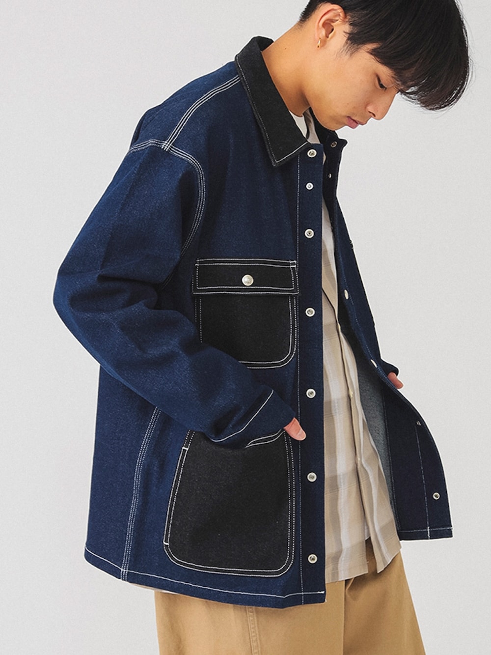 ブルー系のカバーオール、ベージュ系のシャツ/ブラウス、ベージュ系のチノパンツを着用したメンズの冬コーディネートの2枚目の写真