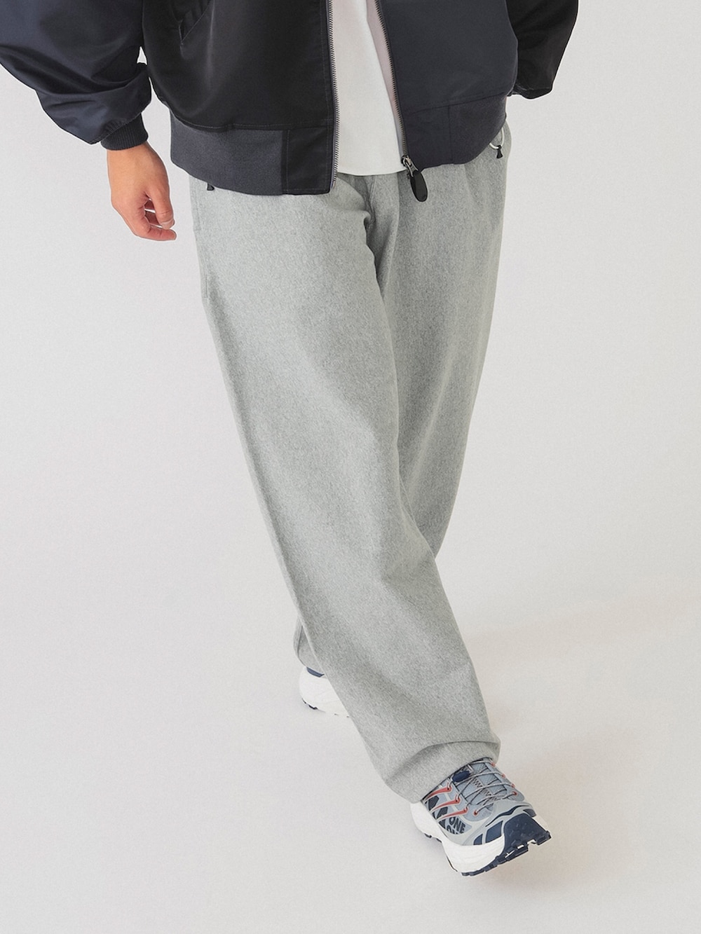 グレー系のスウェットパンツ、ブラック系のMA-1を着用したメンズの冬コーディネートの3枚目の写真