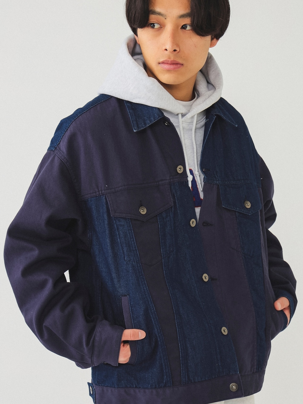 ブルー系のブルゾン、グレー系のスウェットパンツを着用したメンズの冬コーディネートの2枚目の写真