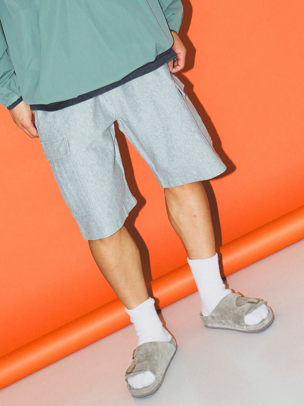 ベージュ系のサンダル、グリーン系のブルゾン、ブラック系のショルダーバッグを着用したメンズの春コーディネートの4枚目の写真