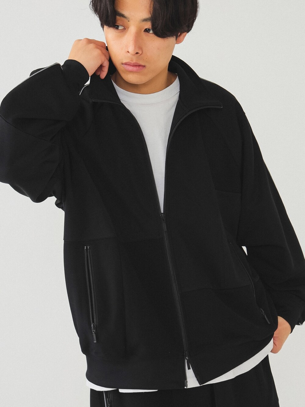 ブラック系のその他パンツ、ベージュ系のブーツ、ブラック系のジャージを着用したメンズの冬コーディネートの2枚目の写真