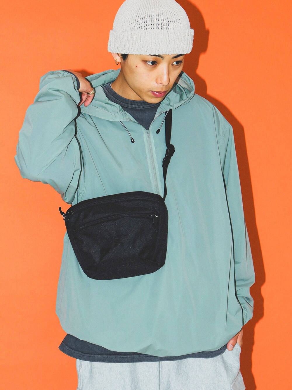 ベージュ系のサンダル、グリーン系のブルゾン、ブラック系のショルダーバッグを着用したメンズの春コーディネートの2枚目の写真