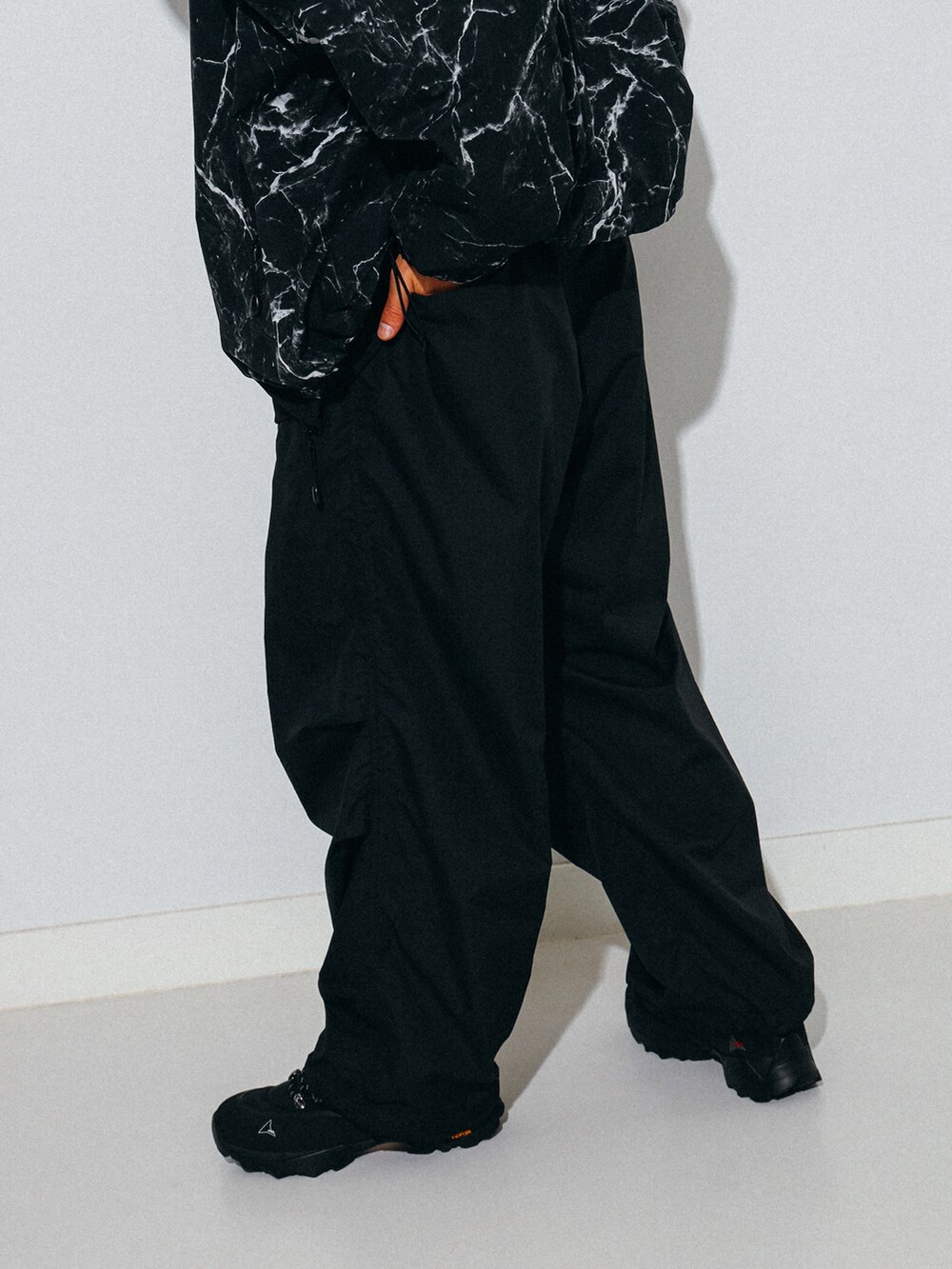 ブラック系のブルゾン、ブラック系のその他パンツを着用したメンズの夏コーディネートの3枚目の写真