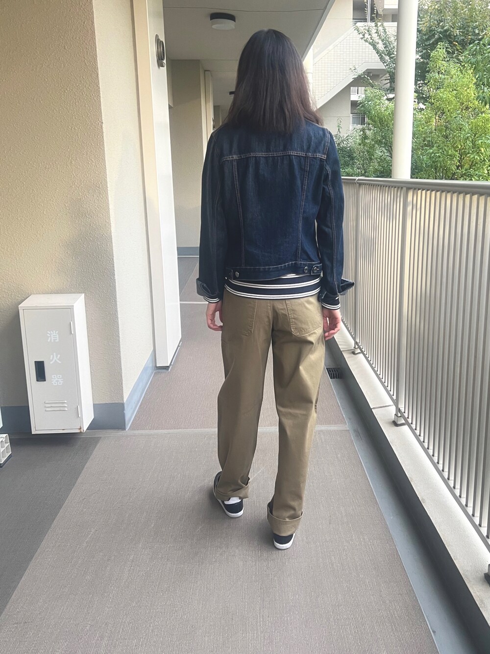 ブルー系のTシャツ/カットソー、ベージュ系のチノパンツ、ブルー系のデニムジャケットを着用したレディースの秋コーディネートの2枚目の写真