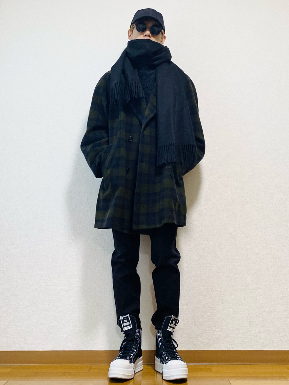 ブラック系のデニムパンツ、グリーン系のジャケット/アウター、ブラック系のスニーカーを着用したメンズの冬コーディネートの3枚目の写真