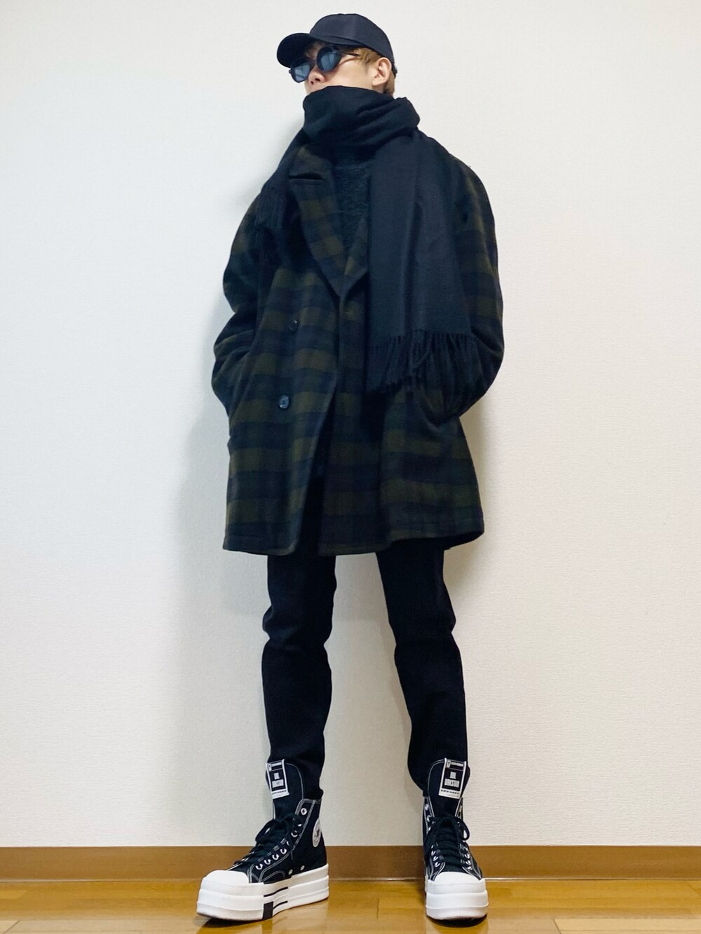 ブラック系のデニムパンツ、グリーン系のジャケット/アウター、ブラック系のスニーカーを着用したメンズの冬コーディネートの2枚目の写真