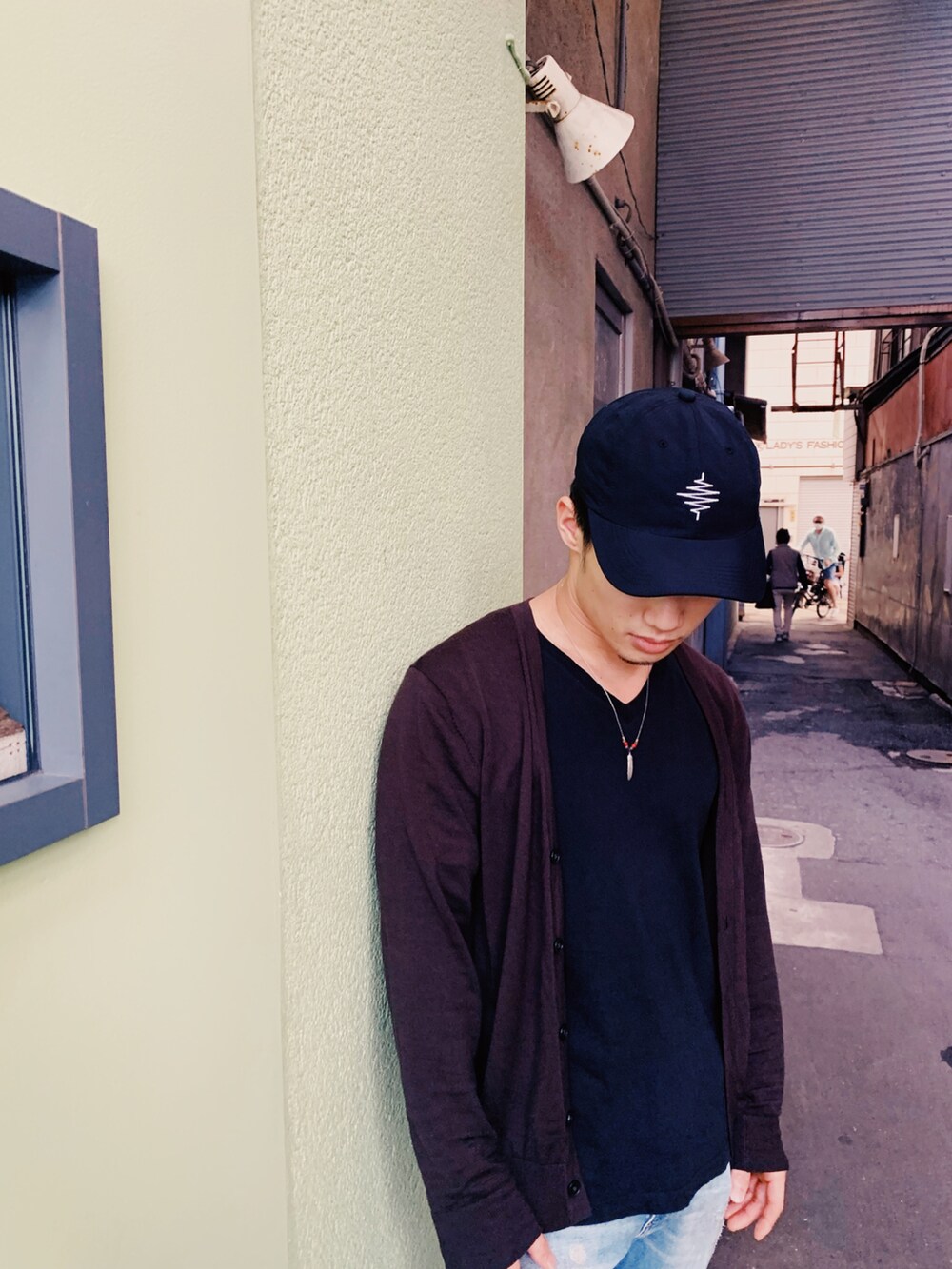 ブラック系のキャップを着用したメンズの秋コーディネートの2枚目の写真