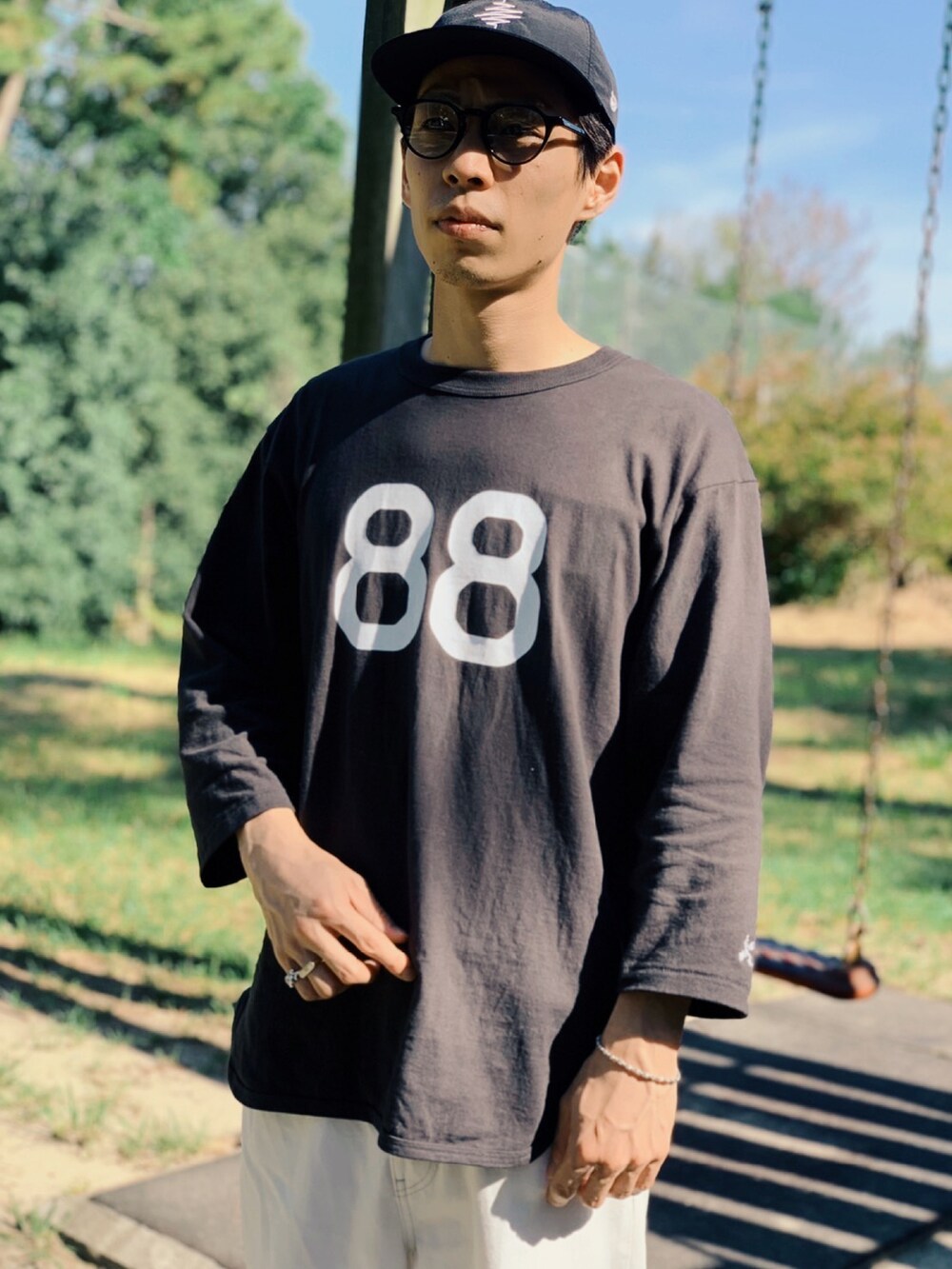 ブラック系のTシャツ/カットソー、ブラック系のキャップを着用したメンズの秋コーディネートの2枚目の写真