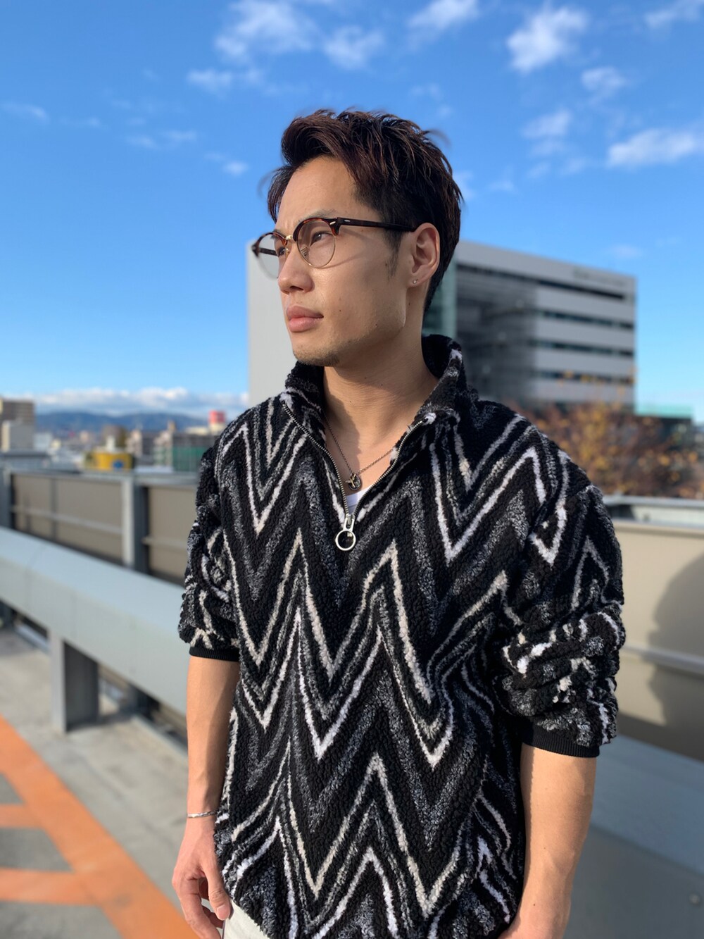 ブラック系のブルゾン、グレー系のデニムパンツ、ブラック系のシューズを着用したメンズの冬コーディネートの2枚目の写真