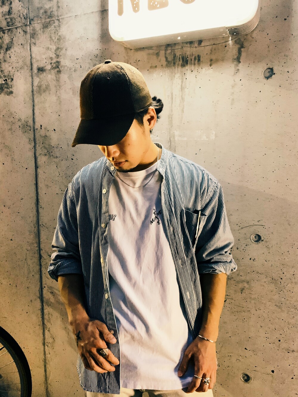 ホワイト系のTシャツ/カットソーを着用したメンズの秋コーディネートの2枚目の写真