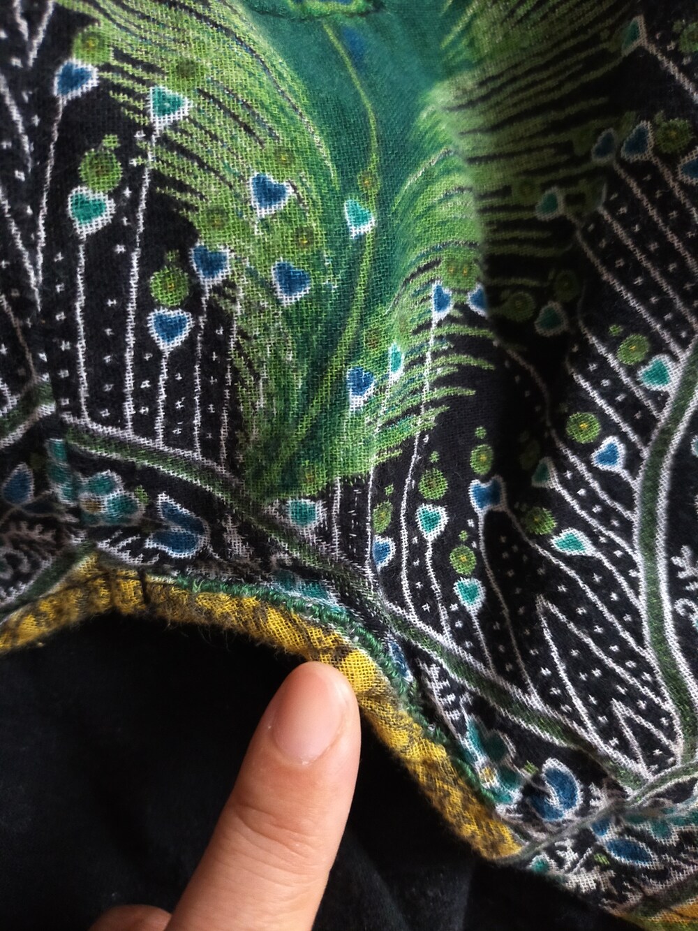 ブラック系のその他トップス、ブルー系のデニムパンツ、レッド系のスリッポンを着用したレディースの秋コーディネートの2枚目の写真