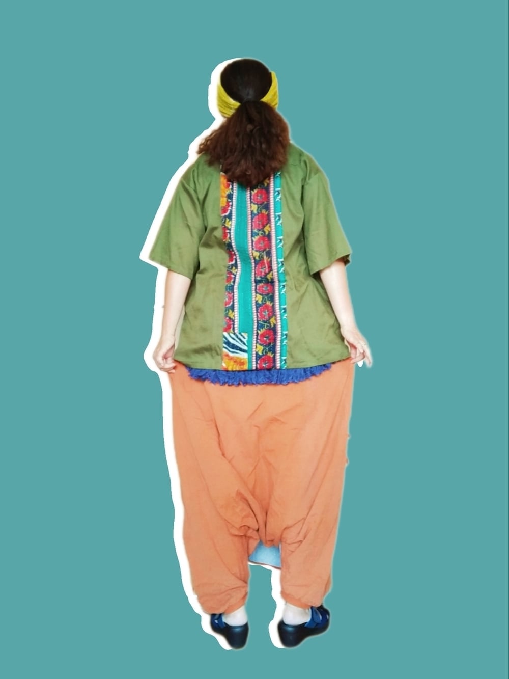 「おしゃれさんと繋がりたい、40代ファッション、好きな服を着る、元気になれる服、チャイハネ、ターバン、サルエルパンツ、チャイナシャツ、刺し子、ラリーキルト、サンダル、RegettaCanoe、ゆるコーデ」｜「チャイハネの【チャイハネ】変わり編みニットヘアバンド（ヘアバンド、イエロー系）」を使った、michiyogaさん（レディース・159cm）の秋コーディネートの2枚目の写真