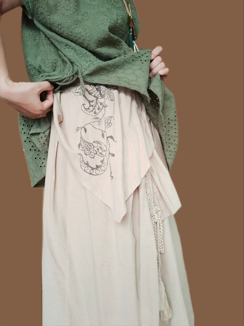 「おしゃれさんと繋がりたい、40代ファッション、好きな服を着る、元気になれる服、チャイハネ、ベレー帽、パンツスタイル、刺繍、レース、ネックレス、サンダル、RegettaCanoe、ゆるコーデ、大人ガーリー、無地」｜「チャイハネの【チャイハネ】コンチョボタンシンプルベレー帽（ハンチング/ベレー帽、ブラウン系）」を使った、michiyogaさん（レディース・159cm）の夏コーディネートの2枚目の写真