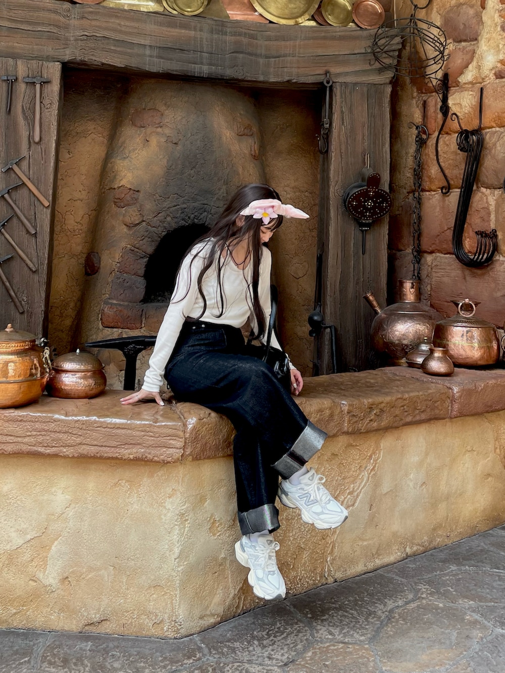 ブラック系のハンドバッグ、ホワイト系のTシャツ/カットソー、ブラック系のデニムパンツを着用したレディースの夏コーディネートの2枚目の写真