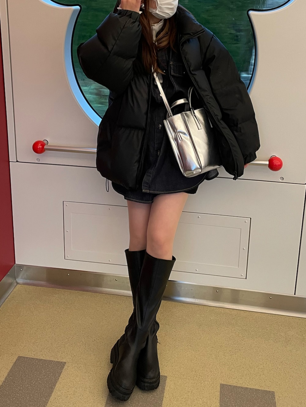 ブラック系のブーツ、ブルー系のシャツ/ブラウス、ホワイト系のTシャツ/カットソーを着用したレディースの秋コーディネートの2枚目の写真