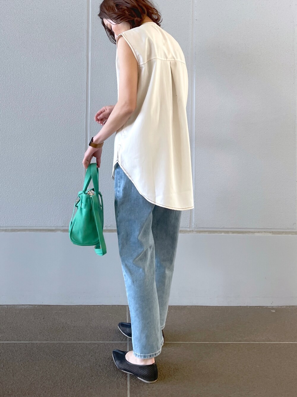 ベージュ系のパンプス、ホワイト系のシャツ/ブラウスを着用したレディースの春コーディネートの3枚目の写真