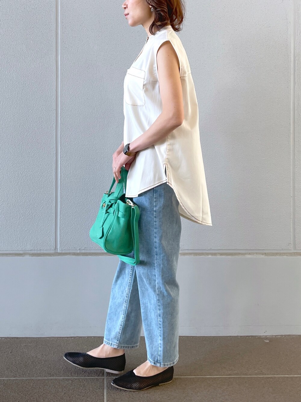 ベージュ系のパンプス、ホワイト系のシャツ/ブラウスを着用したレディースの春コーディネートの2枚目の写真