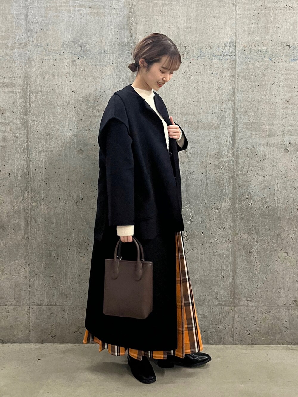 「トートバッグ、冬コーデ、ロングブーツ、ロングコート、チェックスカート、SENSEOFPLACE、シャギーニット、スクエアトゥ」｜「SENSE OF PLACE by URBAN RESEARCHのMULTIWAYベストレイヤードコート（ノーカラーコート、ブラック系）」を使った、ひかたんさん（レディース・158cm）の秋コーディネートの2枚目の写真