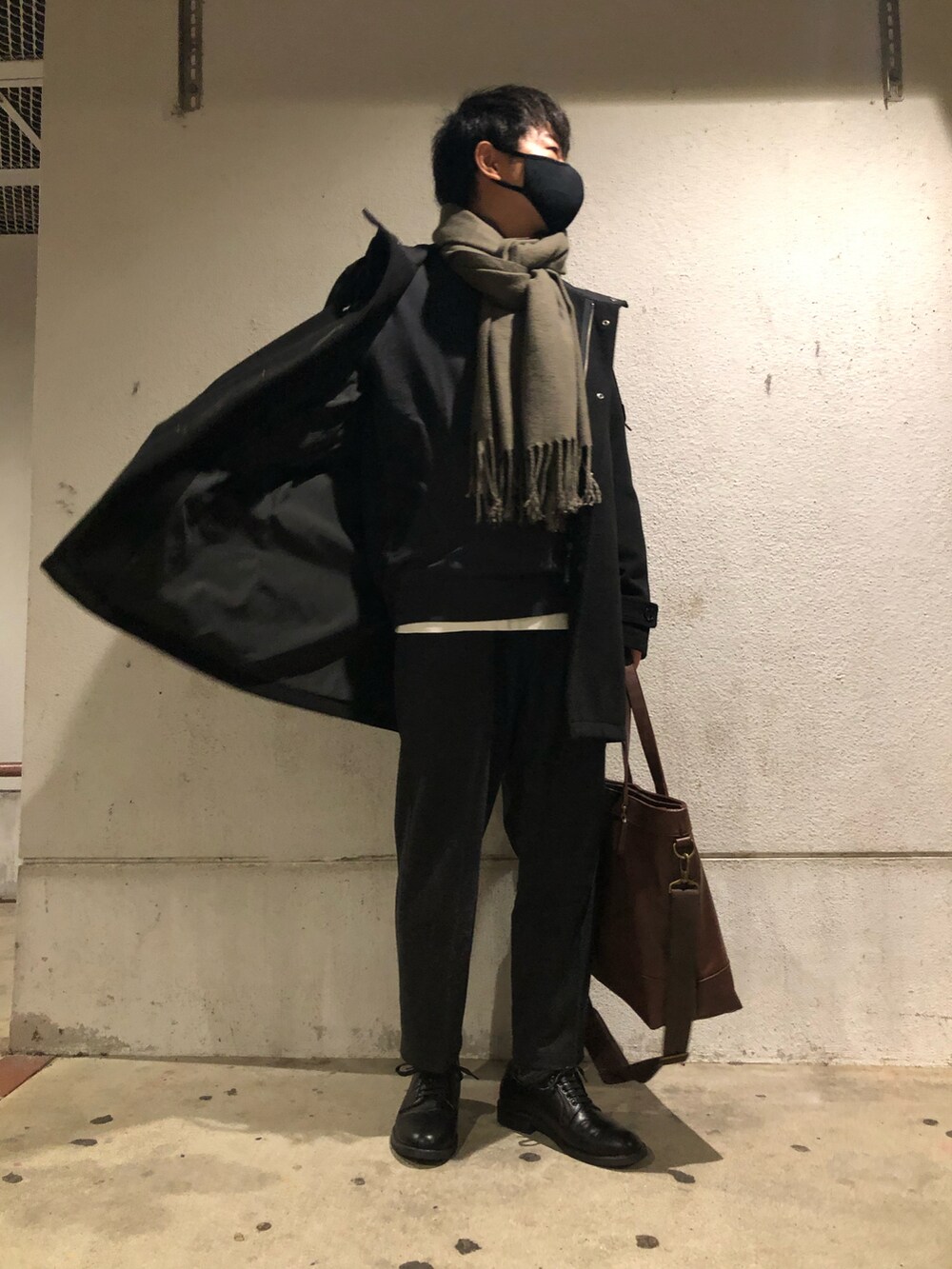 「ニット、UNIQLO、レイヤードスタイル、大人カジュアル、休日スタイル、きれいめカジュアル、コートスタイル、マフラーコーデ、ミラノ巻き、ハイネック、大人コーデ、オーバーサイズ」｜「SENSE OF PLACE by URBAN RESEARCHの無地ストール（マフラー、ベージュ系）」を使った、らっしー［相互フォロー］さん（メンズ・169cm）の秋コーディネートの2枚目の写真
