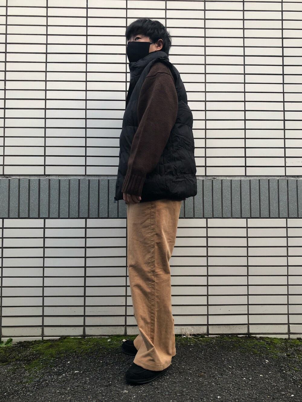 「メンズファッション、秋冬コーデ、休日スタイル、オーバーサイズ、コーデュロイ、ワイトパンツ、ダウンベスト、タートルネック、ブラウン、ベージュ、ベスト、GU、プチプラコーデ、相互フォロー」｜「UNIQLO ¥1990のコーデュロイワイドパンツ（パンツ、ベージュ系）」を使った、らっしー［相互フォロー］さん（メンズ・169cm）の冬コーディネートの3枚目の写真