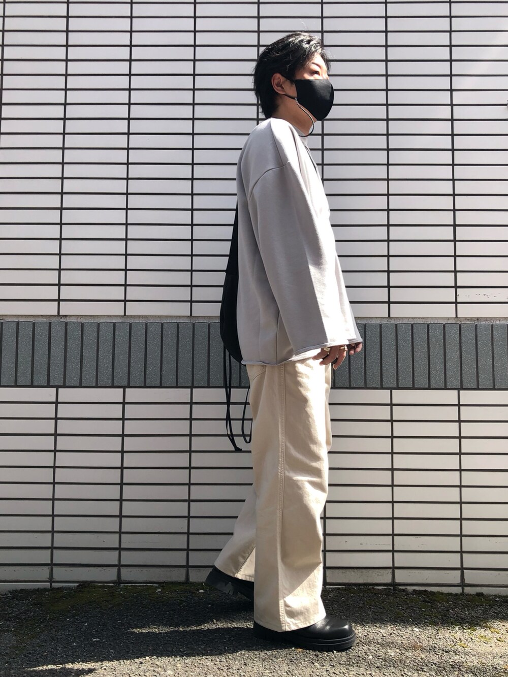 「カジュアル、春、春服デビュー宣言、ダメージスウェット、Nilway、バギーデニム、UNIQLO、革靴、tk.TAKEO KIKUCHI、ショルダーバッグ、オーバーサイズ、相互フォロー、淡色コーデ」｜「tk.TAKEO KIKUCHIのスクエア3ホールボリュームシューズ（ドレスシューズ、ブラック系）」を使った、らっしー［相互フォロー］さん（メンズ・169cm）の春コーディネートの3枚目の写真