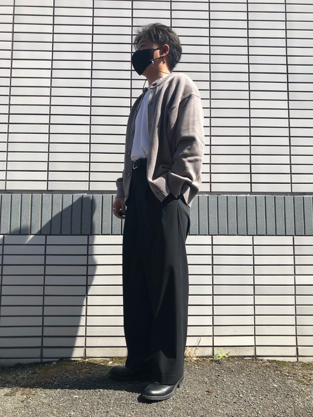 「秋のコーデ、休日スタイル、シンプルスタイル、モノトーン、タックイン、カーディガン、ワイドパンツ、韓国ファッション、革靴、UNIQLO、GU、シルバーアクセサリー、大人カジュアル、相互フォロー」｜「tk.TAKEO KIKUCHIのレザーオックスフォードシューズ（ドレスシューズ、ブラック系）」を使った、らっしー［相互フォロー］さん（メンズ・169cm）の秋コーディネートの2枚目の写真