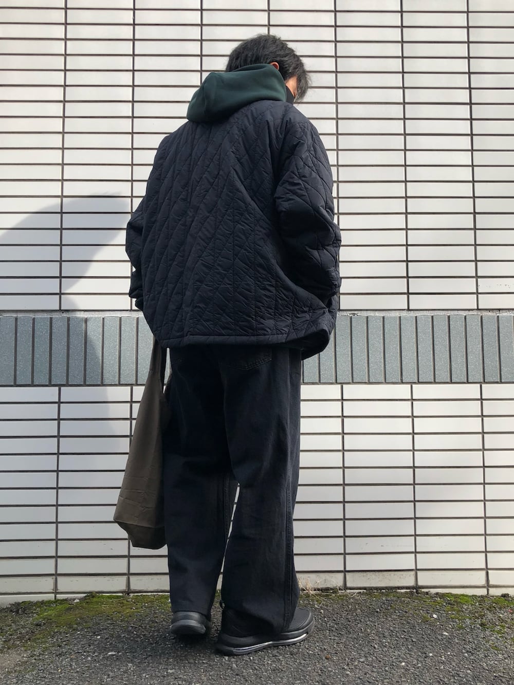 「キルティングジャケット、キルティング、パーカー、バギーパンツ、デニム、エアマックス、UNIQLO、GU、スニーカー、カジュアルコーデ、冬コーデ、オーバーサイズ、相互フォロー、低身長、ユニクロ」｜「NIKEのNIKE/ナイキ スニーカー AIR MAX AP/ エアマックス スニーカー ランニング CU4826-010/CU4826-100/CU4826-104/CU4826-001（スニーカー、ブラック系）」を使った、らっしー［相互フォロー］さん（メンズ・169cm）の冬コーディネートの2枚目の写真