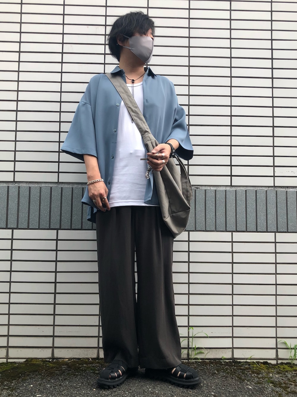 「夏コーデ、カジュアルコーデ、シンプルスタイル、きれいめカジュアル、スラックス、WYM LIDNM、グルカサンダル、ワイドスラックス、オーバーサイズ、半袖シャツ、ブルーシャツ、デカバッグ、シルバーアクセサリー、相互フォロー、さわやかコーデ」｜「WYM LIDNMのSUEDE COMBINATION SHARK SOLE GURKHA（サンダル、ブラック系）」を使った、らっしー［相互フォロー］さん（メンズ・169cm）の夏コーディネートの4枚目の写真