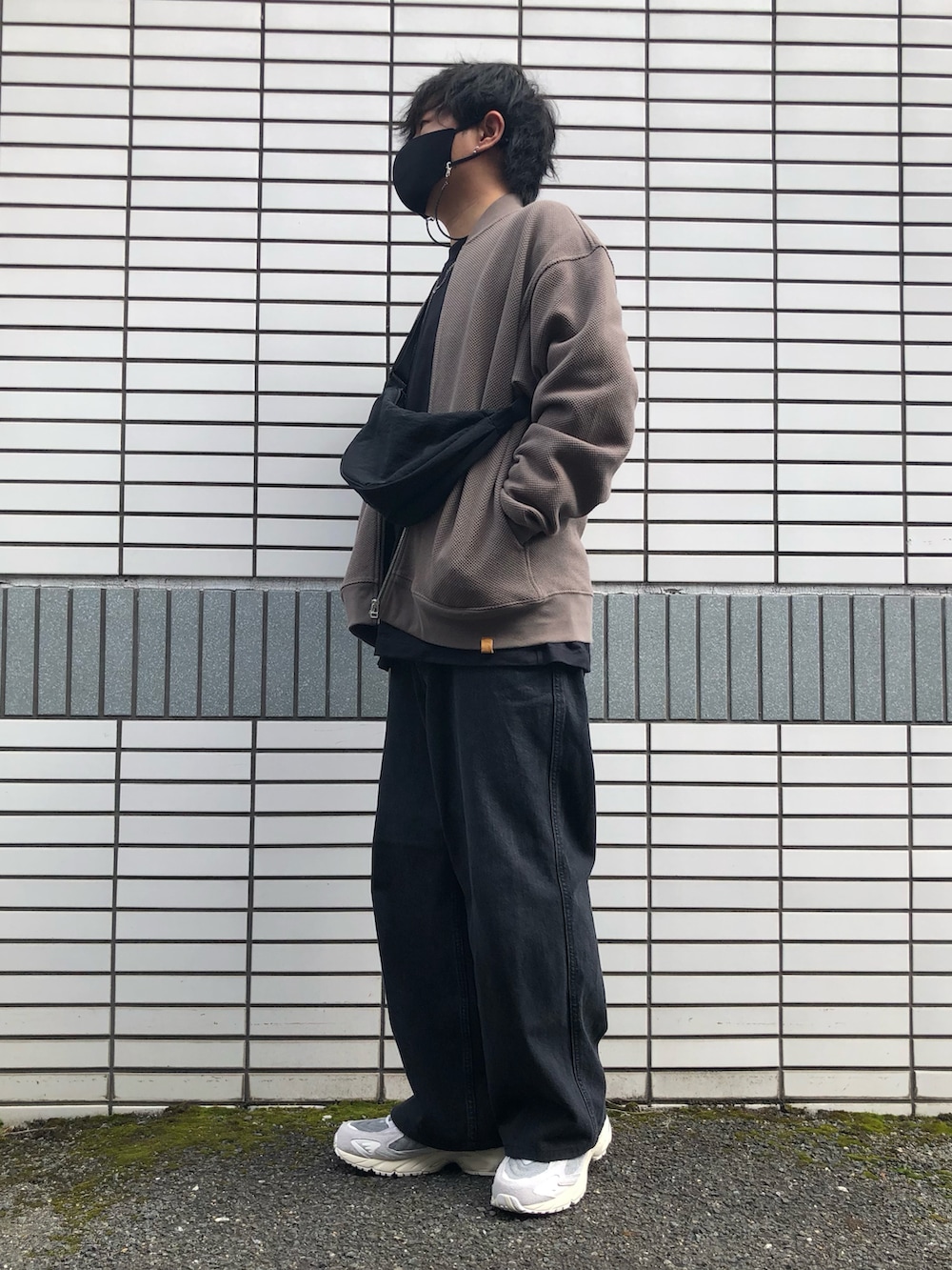 「春服デビュー宣言、メンズファッション、休日スタイル、オーバーサイズ、春アウター、UNIQLO、ニューバランス、ニューバランス725、バギーデニム、ブルゾン、三日月、シルバーアクセサリー、相互フォロー、レイヤードスタイル、グレースニーカー」｜「NEW BALANCEの＜New Balance＞ML725 スニーカー（スニーカー、ブラック系）」を使った、らっしー［相互フォロー］さん（メンズ・169cm）の春コーディネートの2枚目の写真
