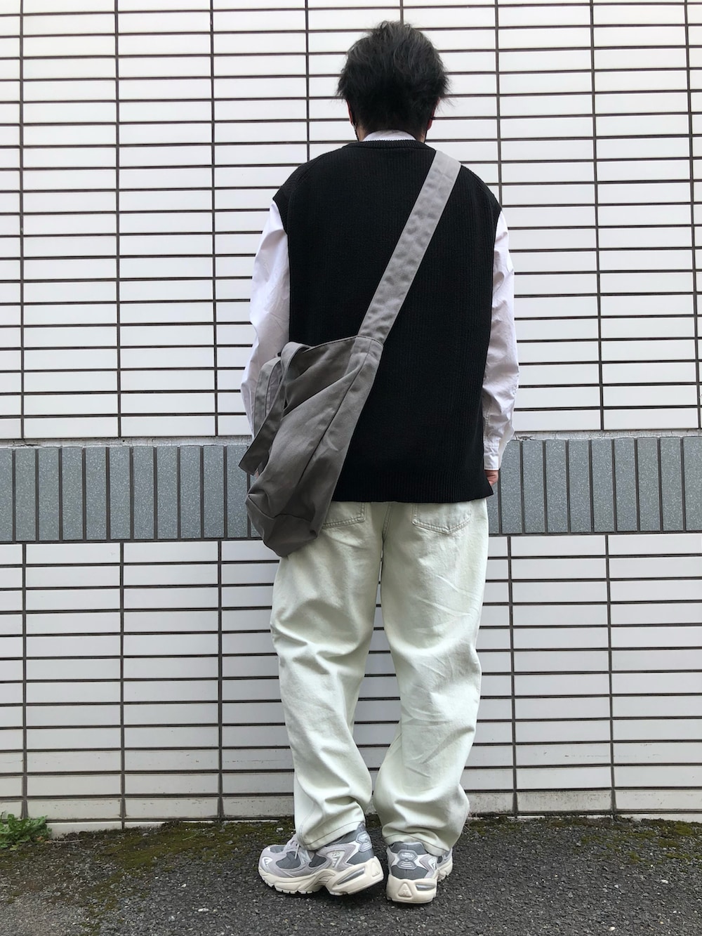 「シンプルコーデ、休日コーデ、メンズコーデ、春コーデ、ベスト、ベスト×シャツ、淡色デニム、ニューバランス、ニューバランス725、デカバッグ、WYM、UNIQLO U、GU、相互フォロー」｜「NEW BALANCEのNew Balance ML725AA / ニューバランス ML725AA（スニーカー、グレー系）」を使った、らっしー［相互フォロー］さん（メンズ・169cm）の春コーディネートの2枚目の写真