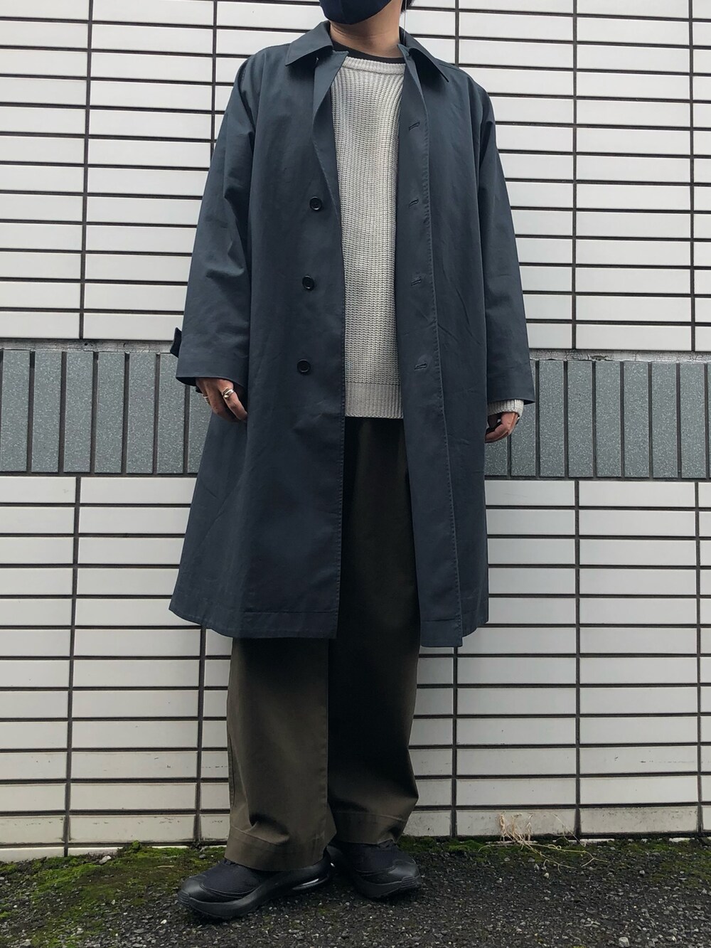 「オトナカジュアル、今日のコーデ、ステンカラーコート、オーバーサイズ、ワイドパンツ、NIKE、AIR MAX、UNIQLO U、Nilway、グレーニット、秋コーデ、スニーカーコーデ、相互フォロー、紅葉」｜「UNIQLO U ¥4990のベルテッドタックワイドパンツ（パンツ、グリーン系）」を使った、らっしー［相互フォロー］さん（メンズ・169cm）の秋コーディネートの4枚目の写真