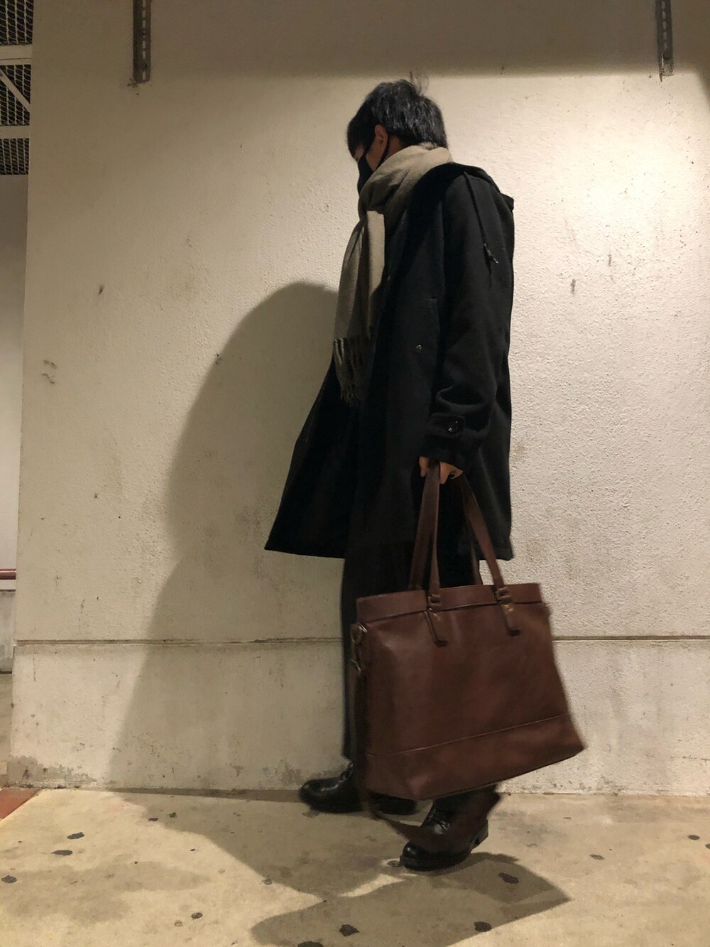「ニット、UNIQLO、レイヤードスタイル、大人カジュアル、休日スタイル、きれいめカジュアル、コートスタイル、マフラーコーデ、ミラノ巻き、ハイネック、大人コーデ、オーバーサイズ」｜「SENSE OF PLACE by URBAN RESEARCHの無地ストール（マフラー、ベージュ系）」を使った、らっしー［相互フォロー］さん（メンズ・169cm）の秋コーディネートの3枚目の写真