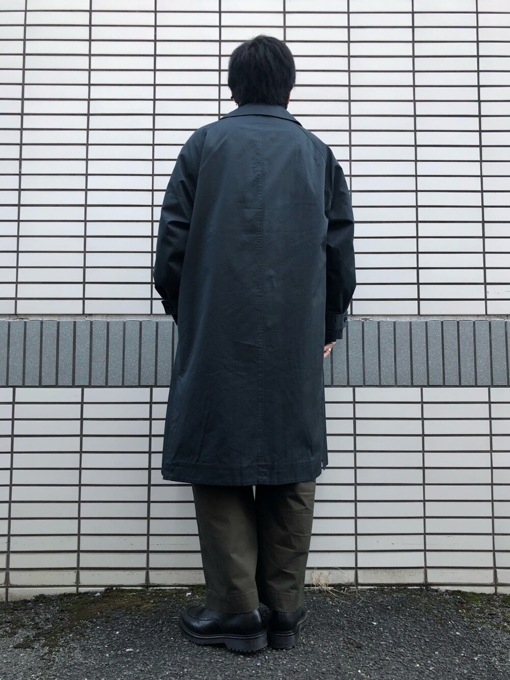 「休日スタイル、秋コーデ、大人カジュアル、低身長コーデ、ステンカラーコート、ワイドパンツ、革靴、UNIQLO U、GU、ハーフジップ、カーキパンツ、プチプラ、相互フォロー、オーバーサイズ」｜「GU ¥3990のリアルレザーＵチップシューズ（シューズ、ブラック系）」を使った、らっしー［相互フォロー］さん（メンズ・169cm）の秋コーディネートの2枚目の写真
