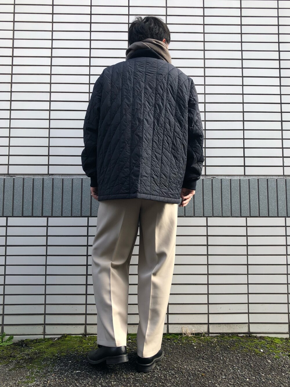 「冬コーデ、大人カジュアル、シンプル、マフラー、キルティング、キルティングジャケット、バギースラックス、UNIQLO、GU、プチブラ、革靴、スラックス、ダウン、相互フォロー」｜「tk.TAKEO KIKUCHIのレザーオックスフォードシューズ（ドレスシューズ、ブラック系）」を使った、らっしー［相互フォロー］さん（メンズ・169cm）の冬コーディネートの2枚目の写真